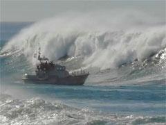 Огромная волна накрыла судно береговой охраны