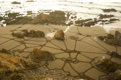 Американец создаёт инопланетные картины на песке