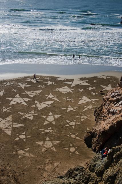 Американец создаёт инопланетные картины на песке