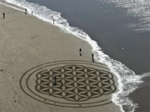 Американец создаёт инопланетные картины на песке