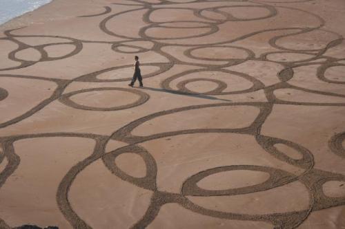 Американец создаёт инопланетные картины на песке