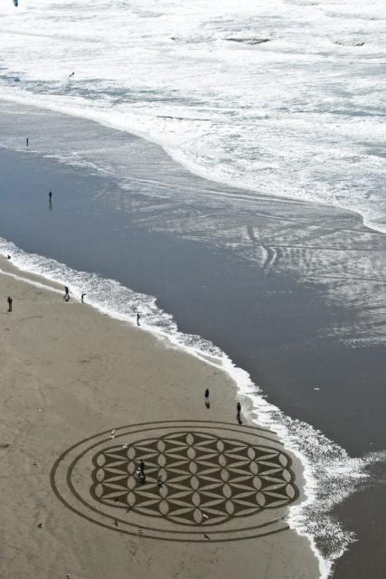 Американец создаёт инопланетные картины на песке