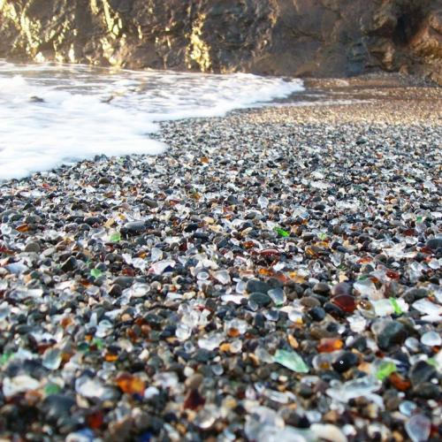 Уникальный стеклянный пляж в Калифорнии