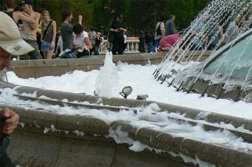 На Манежной площади шутники бросили в фонтан "Ферри"…
