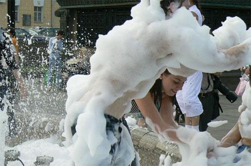 На Манежной площади шутники бросили в фонтан "Ферри"…