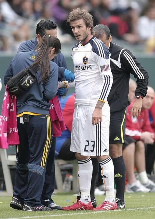 Дэвид Бекхэм устроил стриптиз прямо на поле