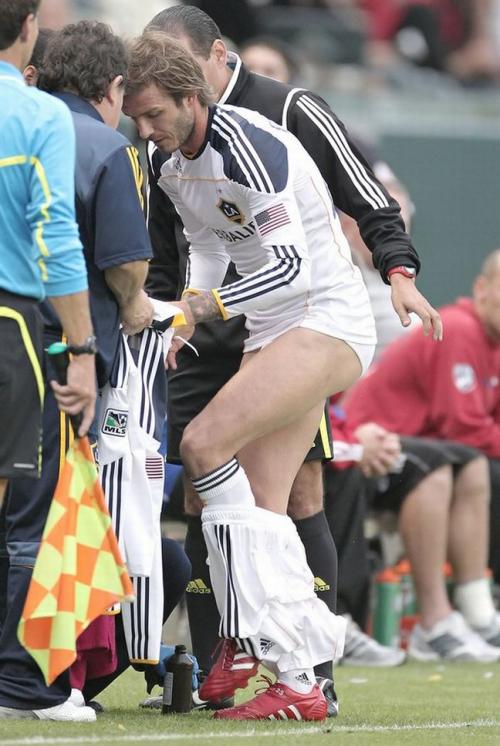 Дэвид Бекхэм устроил стриптиз прямо на поле