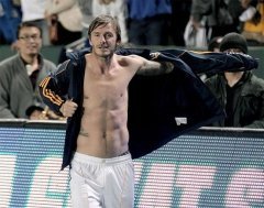 Дэвид Бекхэм устроил стриптиз прямо на поле