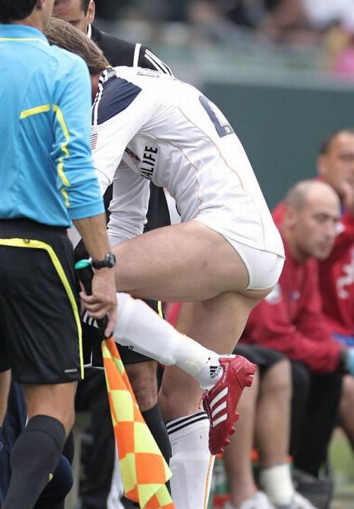 Дэвид Бекхэм устроил стриптиз прямо на поле