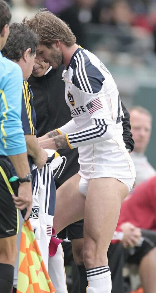 Дэвид Бекхэм устроил стриптиз прямо на поле