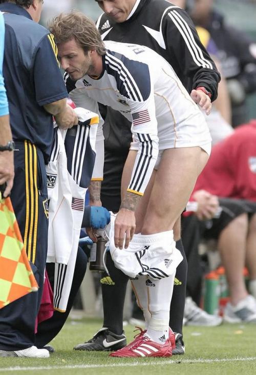 Дэвид Бекхэм устроил стриптиз прямо на поле