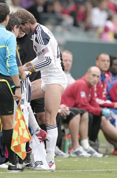 Дэвид Бекхэм устроил стриптиз прямо на поле