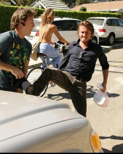 Шон Пенн пнул папарацци