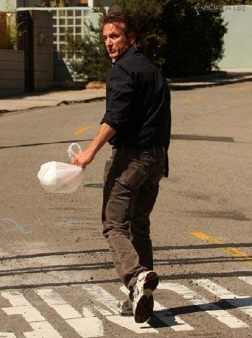 Шон Пенн пнул папарацци