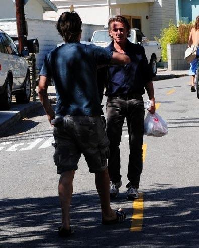 Шон Пенн пнул папарацци