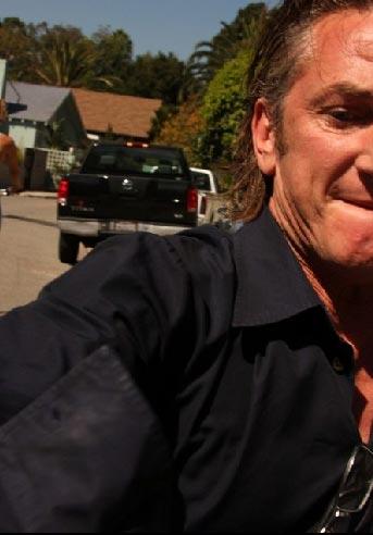 Шон Пенн пнул папарацци