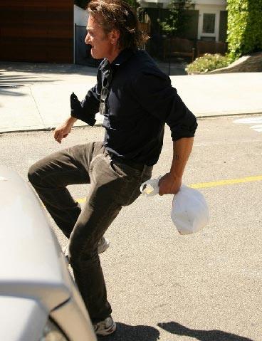 Шон Пенн пнул папарацци