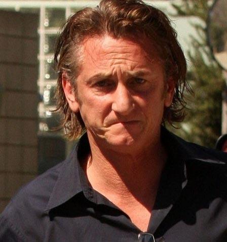 Шон Пенн пнул папарацци