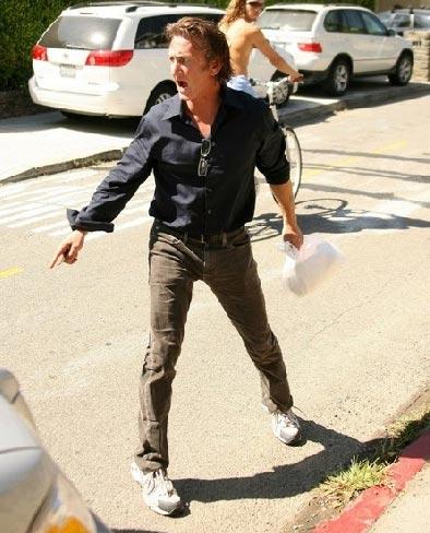 Шон Пенн пнул папарацци