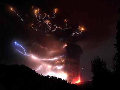 Удивительное природное явление: вулканические молнии