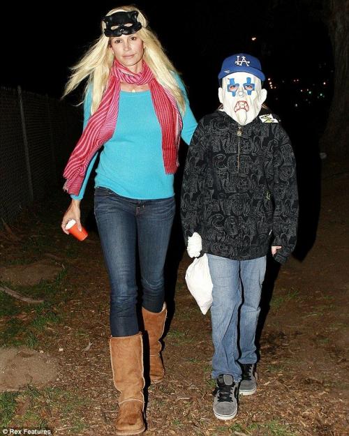 Как знаменитости отметили Хэллоуин