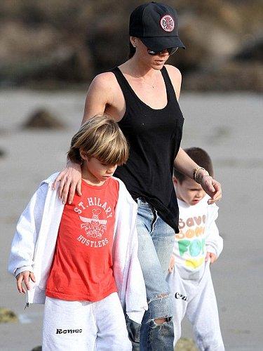 Виктория Бекхэм прикинулась образцовой домохозяйкой