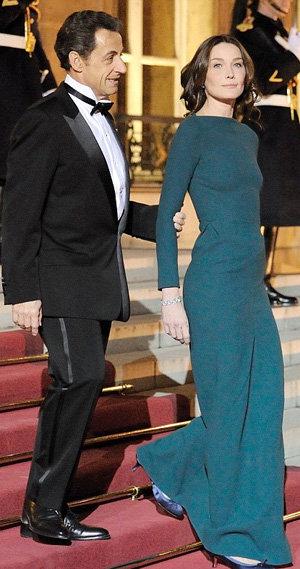 Спеша на ужин с Медведевым, Милен Фармер упала на лестнице, а Карла Бруни не надела белье