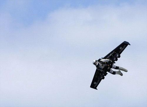 Реактивный человек пролетел над Альпами