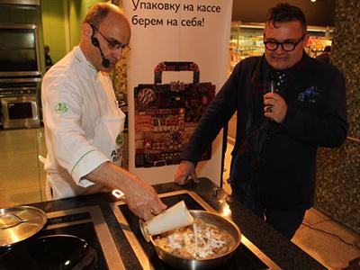 Александр Васильев представил книгу и потушил кролика