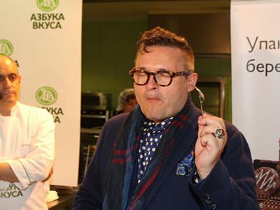 Александр Васильев представил книгу и потушил кролика