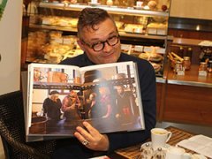 Александр Васильев представил книгу и потушил кролика