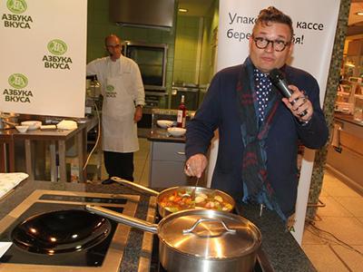 Александр Васильев представил книгу и потушил кролика