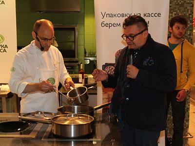 Александр Васильев представил книгу и потушил кролика