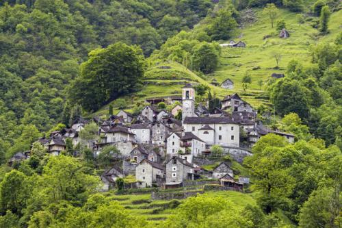 В Швейцарии целая деревня может стать отелем