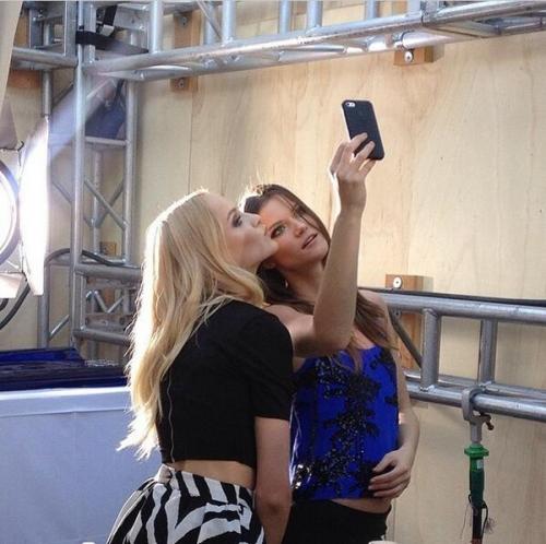 Модели выкладывают свои фото в Instagram без макияжа