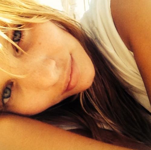 Модели выкладывают свои фото в Instagram без макияжа