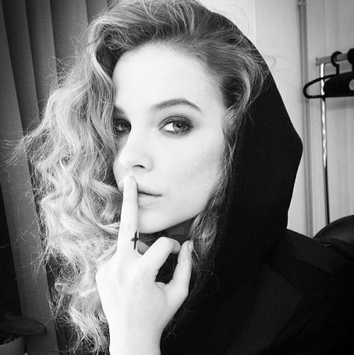 Модели выкладывают свои фото в Instagram без макияжа