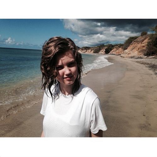 Модели выкладывают свои фото в Instagram без макияжа