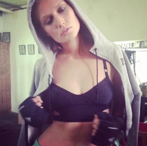 Модели выкладывают свои фото в Instagram без макияжа