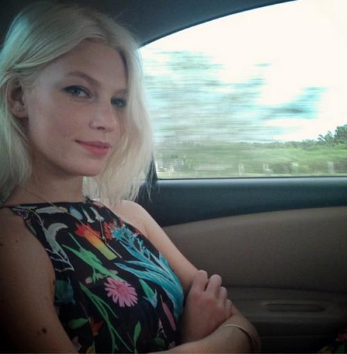 Модели выкладывают свои фото в Instagram без макияжа