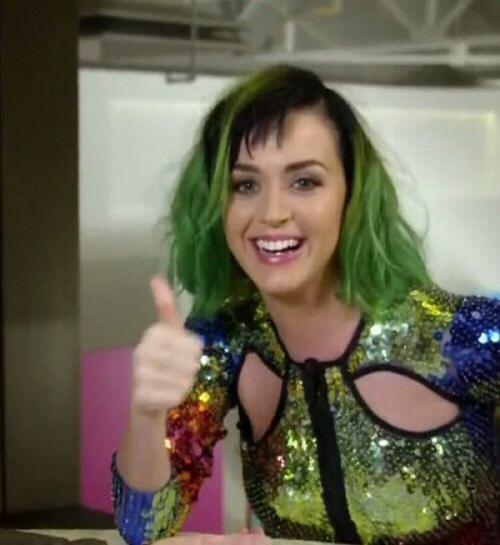 Самые странные и скандальные прически знаменитостей