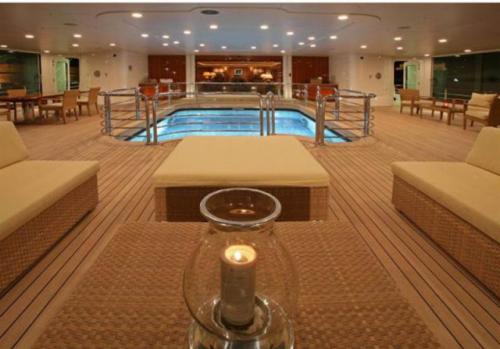 Яхта за  миллионов: вид изнутри