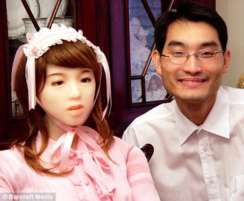 Канадский изобретатель собрал себе  жену-робота