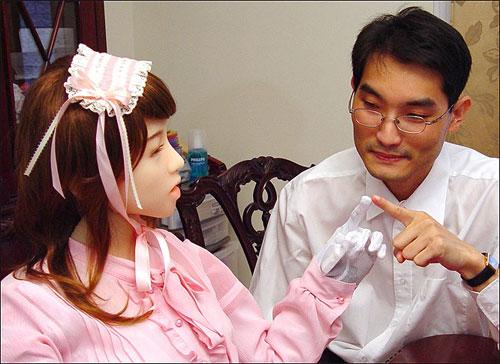 Канадский изобретатель собрал себе  жену-робота