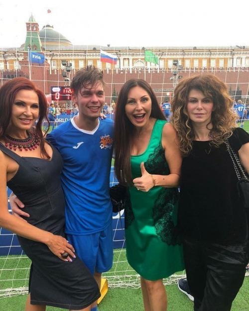 "Они им в сыновья годятся": знаменитости и их юные любовники