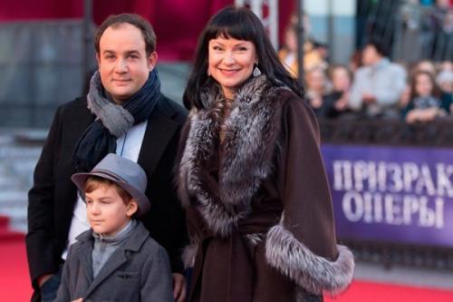 "Они им в сыновья годятся": знаменитости и их юные любовники