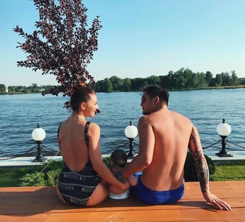 "Они им в сыновья годятся": знаменитости и их юные любовники