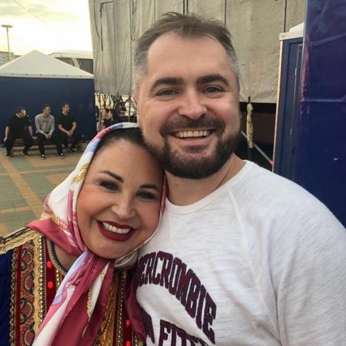 "Они им в сыновья годятся": знаменитости и их юные любовники