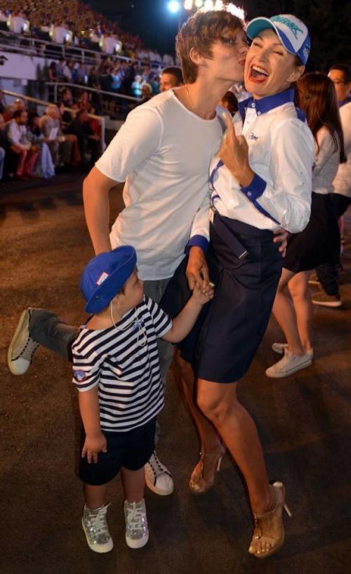 "Они им в сыновья годятся": знаменитости и их юные любовники