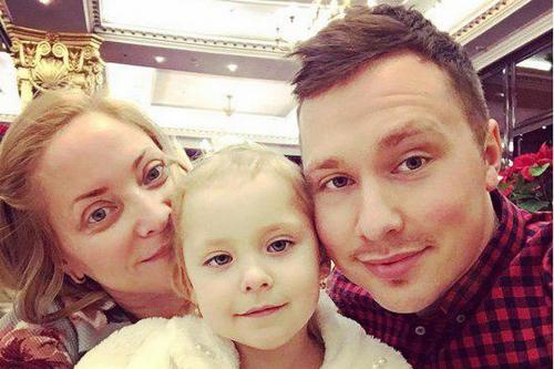 "Они им в сыновья годятся": знаменитости и их юные любовники